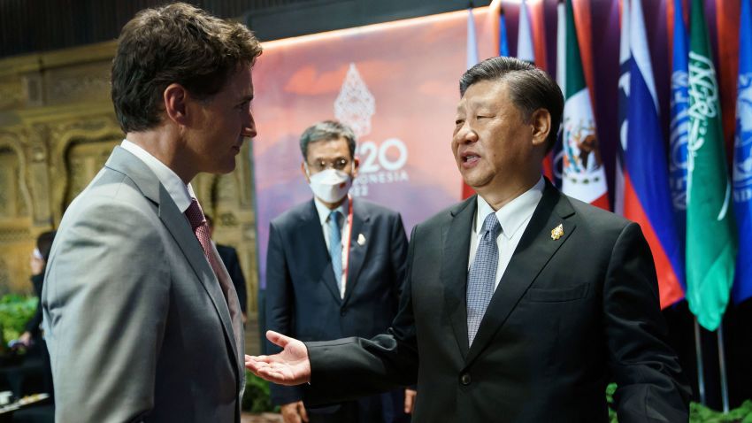 De Canadese premier Justin Trudeau spreekt met de Chinese president Xi Jinping op de top van de G20-leiders in Bali, Indonesië, 16 november 2022.