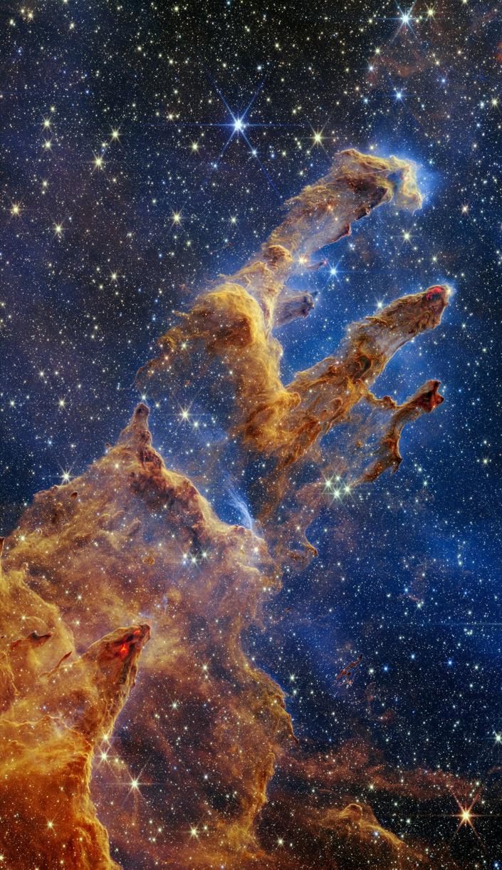 De pijlers van de schepping zijn in een caleidoscoop van kleur neergelegd in de nabij-infrarood lichtshow van NASA's James Webb Space Telescope.  De pilaren zien eruit als bogen en torenspitsen die uit het woestijnlandschap oprijzen, maar ze zijn gevuld met doorschijnend gas en stof en veranderen voortdurend.  Dit is een gebied waar zich jonge sterren vormen -- of die net uit hun stoffige cocons barsten terwijl ze zich blijven vormen.