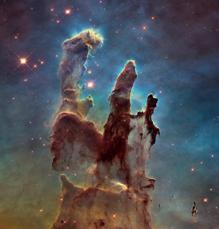 The Eagle Nebula: Pillars of Creation, een sluier van stof en gasvormende sterren tegen een kosmische blauwpaarse en groene achtergrond