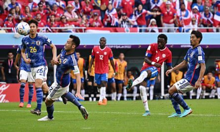 Kesher Fuller uit Costa Rica scoort het enige doelpunt van de wedstrijd tegen Japan