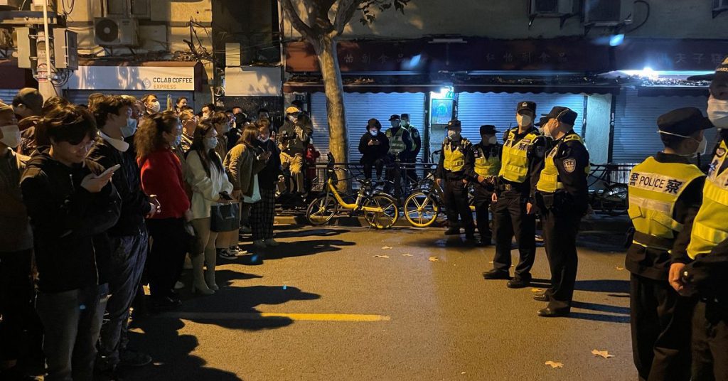 Demonstranten in Shanghai en de politie verdringen zich terwijl de woede toeneemt over de beperkingen van China op de verspreiding van het coronavirus