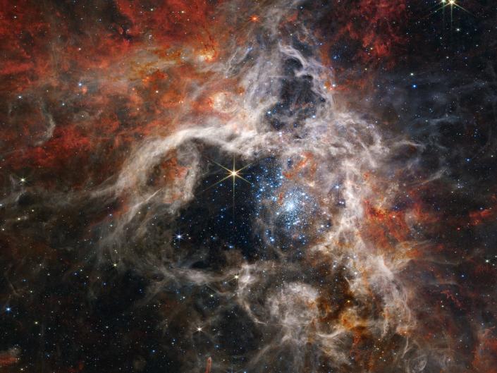 Tarantula nevel kosmische stofwolk oranje-wit gaas met sterren