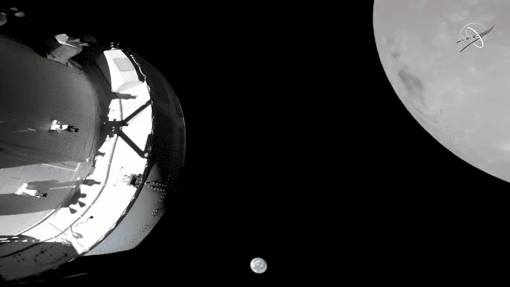 Artemis 1 Orion-ruimtevaartuig vliegt langs de maan in de brandende kritieke motor