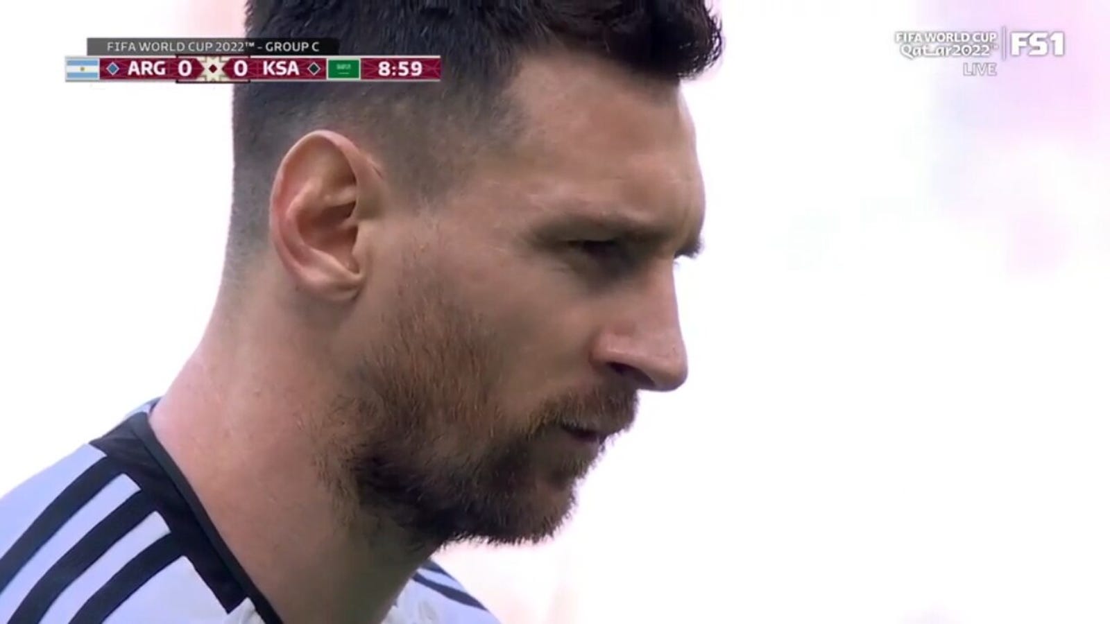 Lionel Messi scoort in de tiende minuut een voorzet voor Argentinië om met 1-0 op te schuiven op Saoedi-Arabië