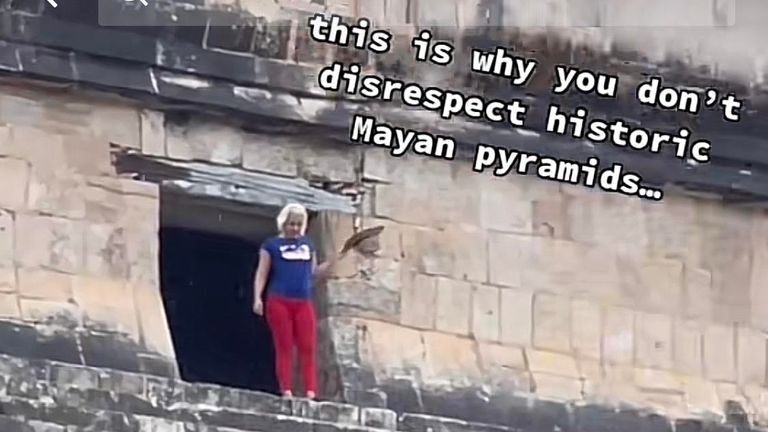 Touristes contrariés et en colère après avoir escaladé une ancienne pyramide au Mexique