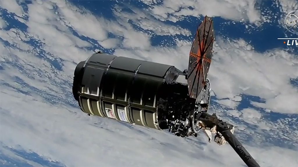 Cygnus-vrachtschip arriveert bij het ruimtestation met slechts één werkend zonnepaneel