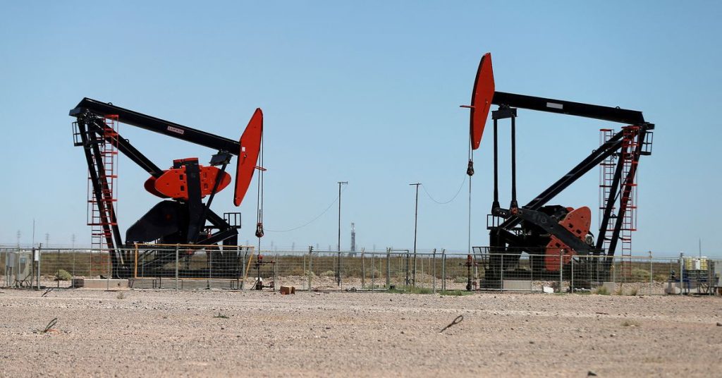 De olieprijzen daalden doordat een voorgesteld prijsplafond de zorgen over het aanbod wegnam