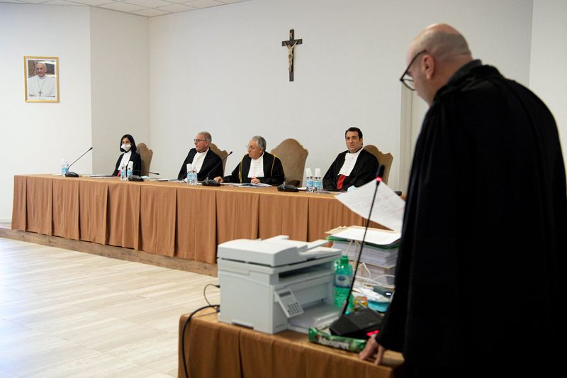 De rechtbank van het Vaticaan hoort het in het geheim opgenomen telefoongesprek van een kardinaal met de paus