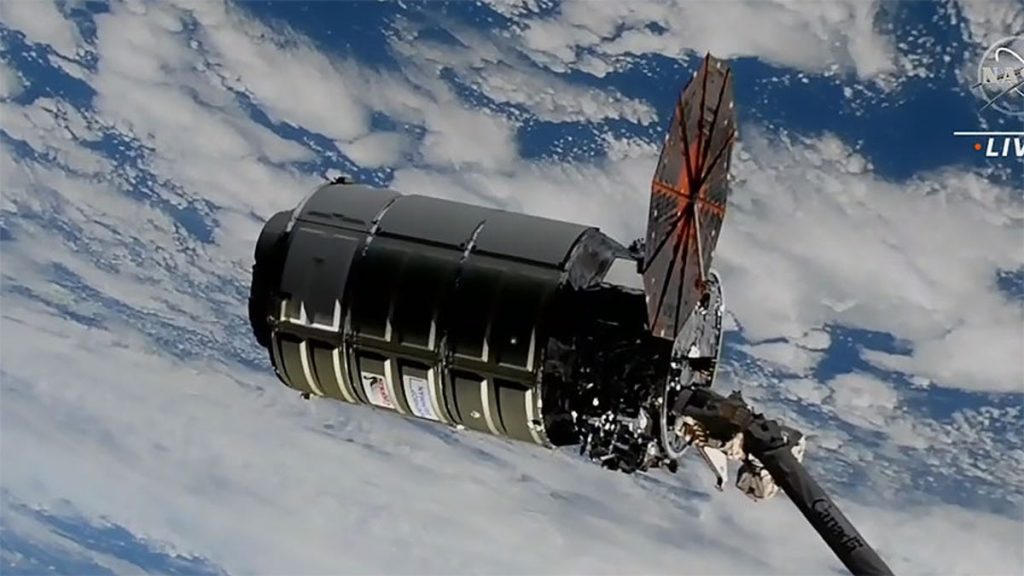 Het Cygnus-ruimtevaartuig arriveert bij het internationale ruimtestation met een enkel werkend zonnepaneel