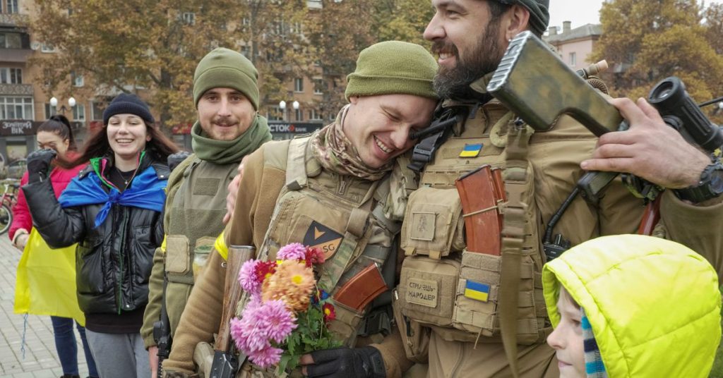 Oekraïense troepen ontvingen bloemen in Cherson na de terugtrekking van de Russen
