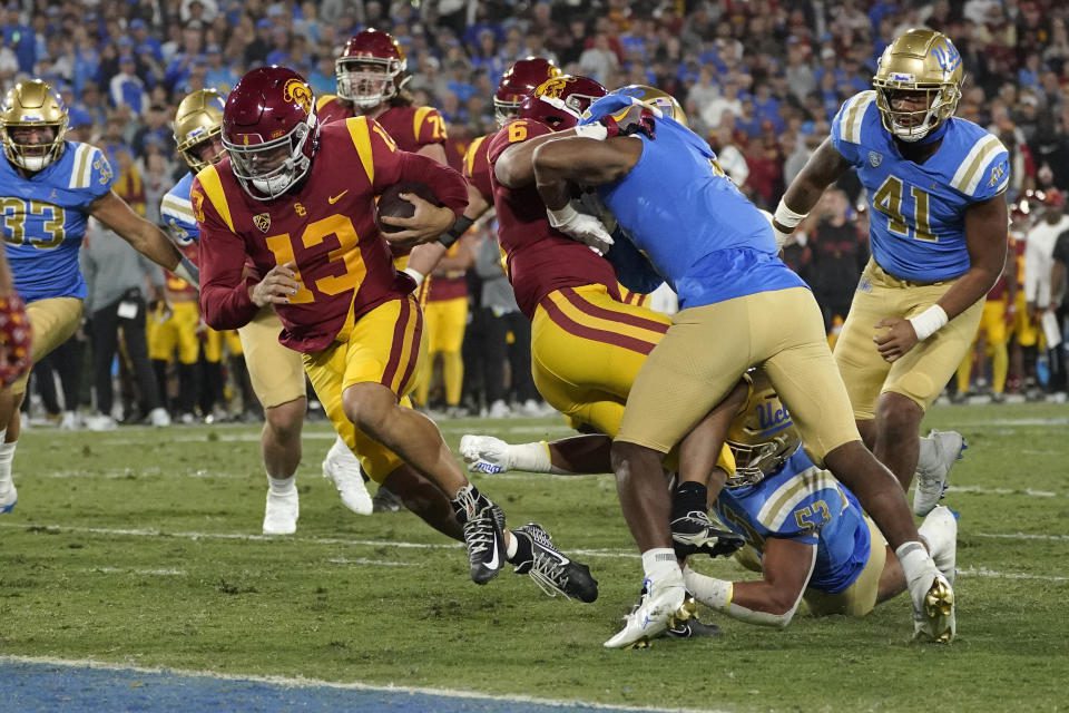 USC quarterback Caleb Williams (13) speelt tegen UCLA op zaterdag 19 november 2022 in Pasadena, Californië (AP Photo/Mark J. Terrill)