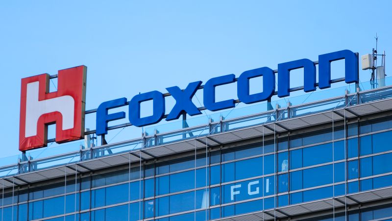ZHENGZHOU, China: Demonstranten bij een Foxconn-fabriek botsen met de politie, er verschijnen video's