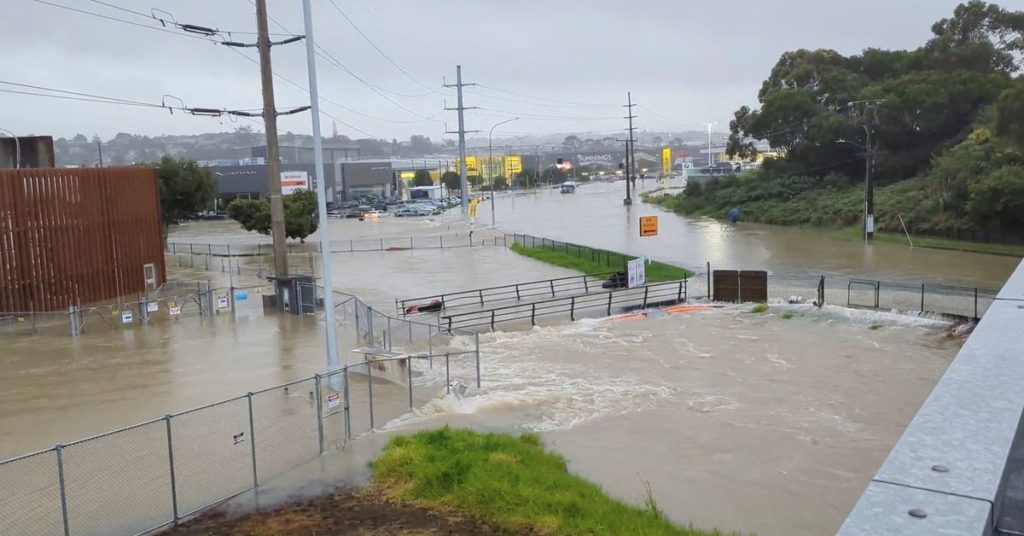 Nieuw-Zeeland berekent de kosten van de overstromingen in Auckland en er wordt meer regen verwacht