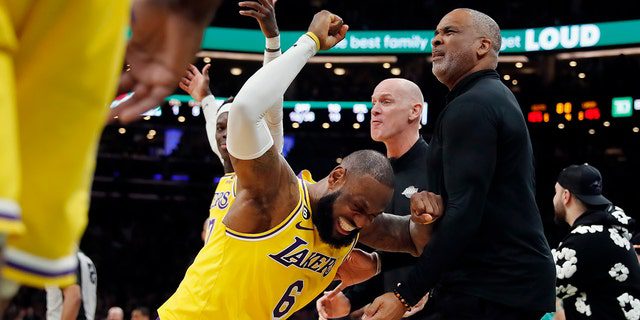 LeBron James, #6, van de Los Angeles Lakers, reageert na het missen van een schot laat in het vierde kwartaal tijdens een NBA-basketbalwedstrijd tegen de Boston Celtics, zaterdag 28 januari 2023, in Boston.
