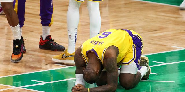 Los Angeles Lakers aanvaller LeBron James, #6, reageert tijdens de tweede helft tegen de Boston Celtics in TD Garden in Boston op 28 januari 2023.