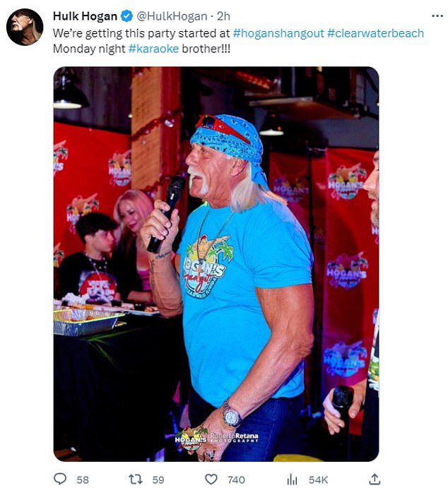 Hogan deelde maandagavond deze foto van zichzelf in een bar in Florida, wat suggereert dat hij hersteld is