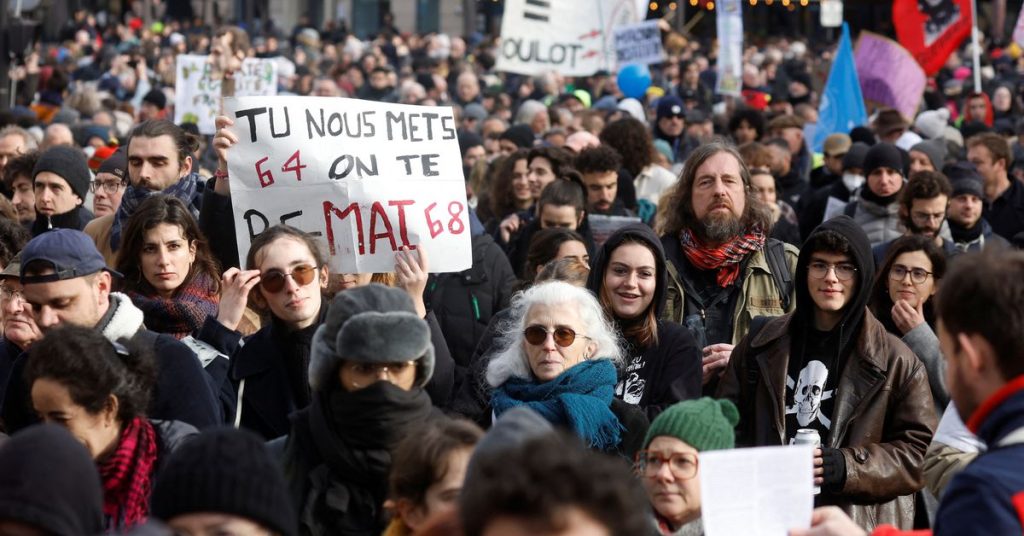 Frankrijk is getroffen door een nieuwe golf van stakingen uit protest tegen de pensioenhervorming van Macron