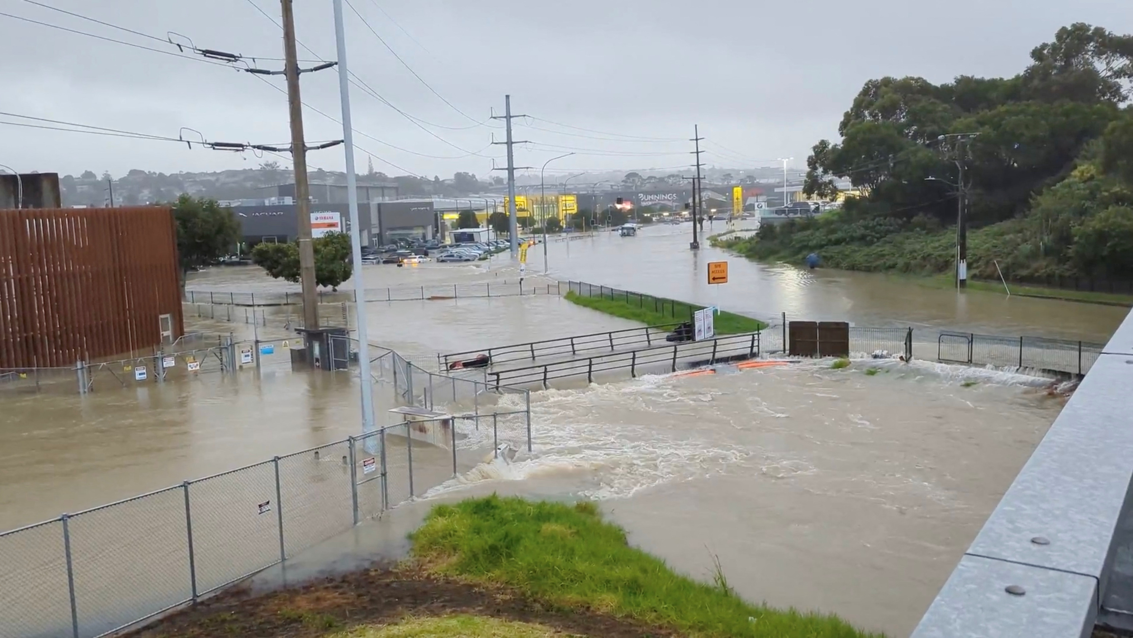 La Nouvelle-Zélande calcule le coût des inondations à Auckland et davantage de pluie est attendue