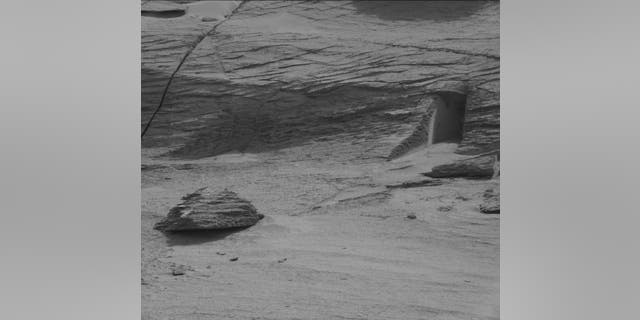 NASA's Curiosity rover heeft vorig jaar een afbeelding gemaakt van wat een deur op Mars lijkt te zijn. 