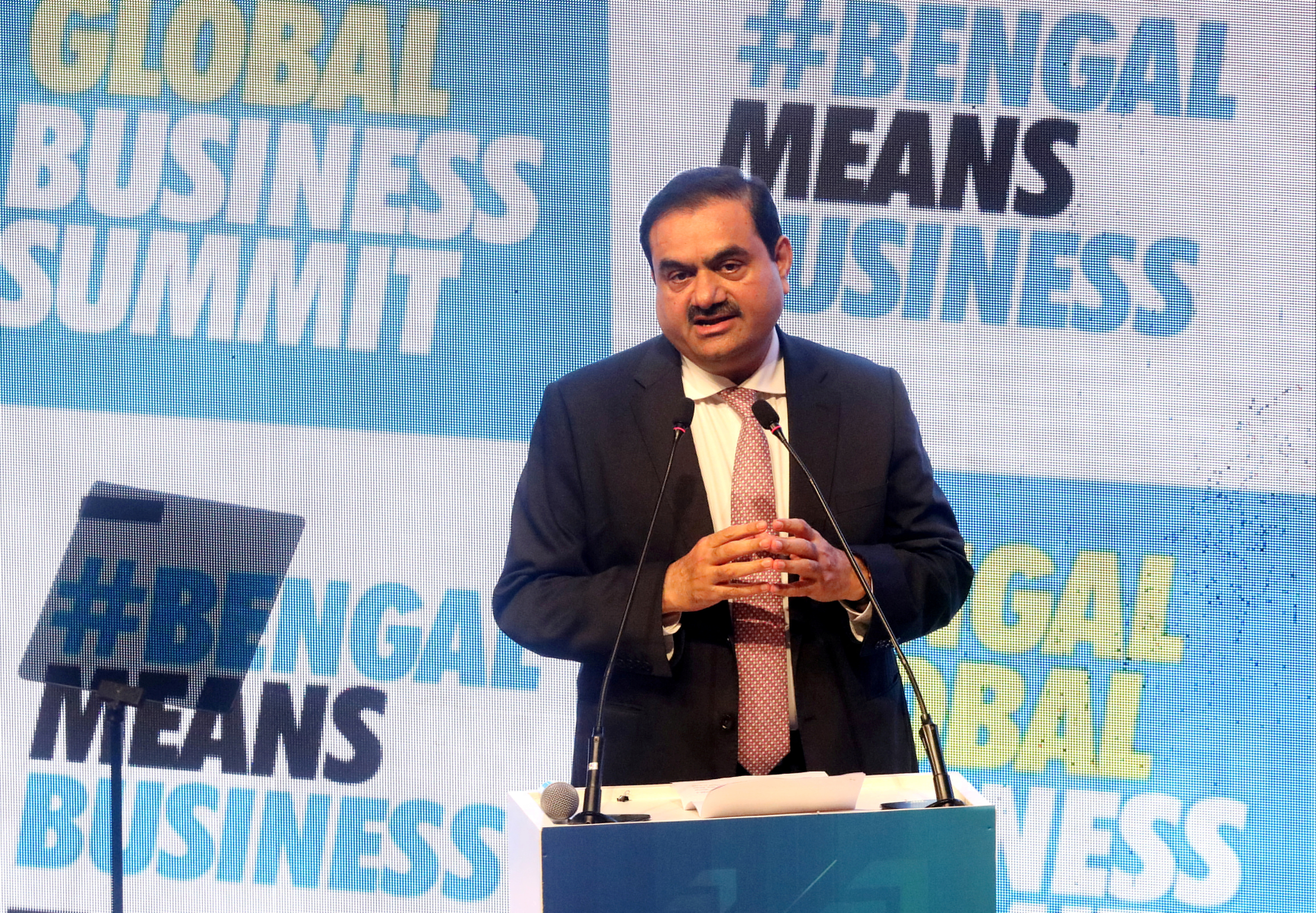 De Indiase miljardair Gautam Adani spreekt afgevaardigden toe tijdens de Bengal Global Business Summit in Kolkata