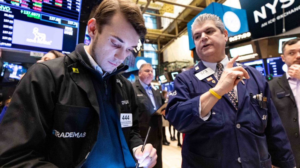 Dow-futures dalen terwijl traders wachten op de laatste renteverhogingsbeslissing van de Federal Reserve