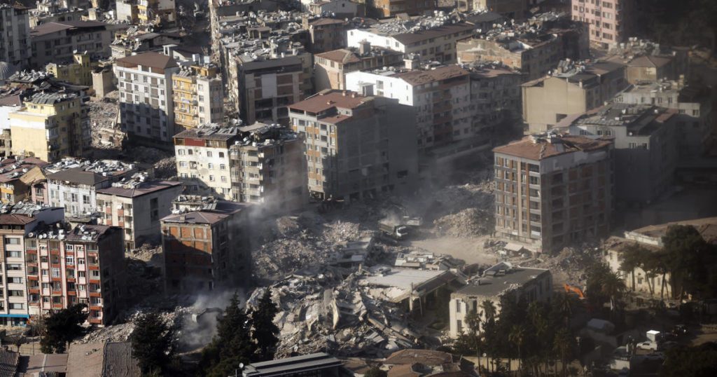 Een andere krachtige aardbeving vond plaats nabij de Turks-Syrische grens en liet een verwoest gebied achter
