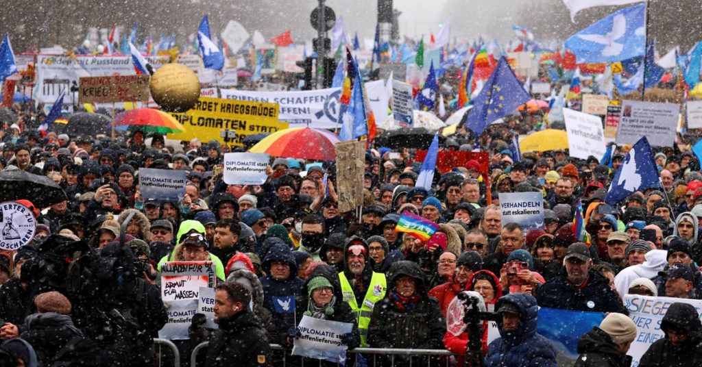 Het protest van Berlijn tegen de bewapening van Rusland door Oekraïne trekt duizenden