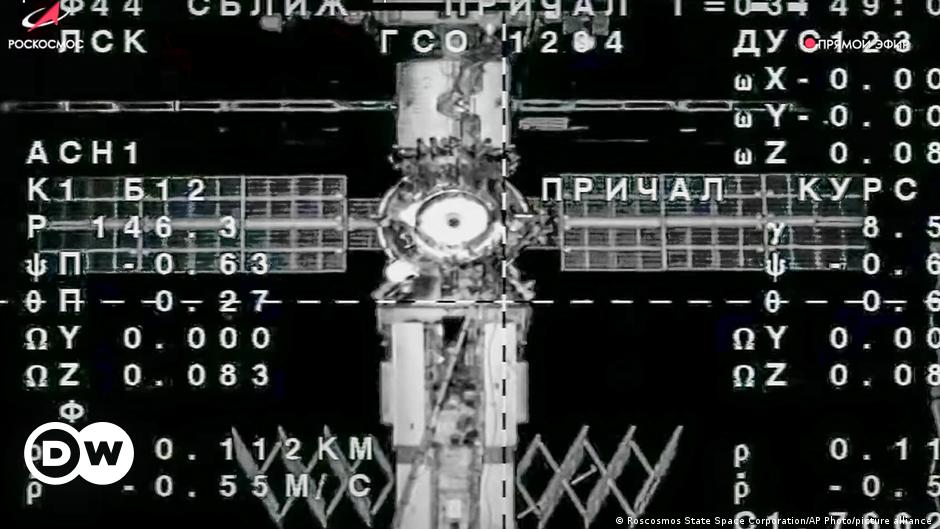 Russische Sojoez-capsule meert aan bij ISS ​​- DW - 26-02-2023