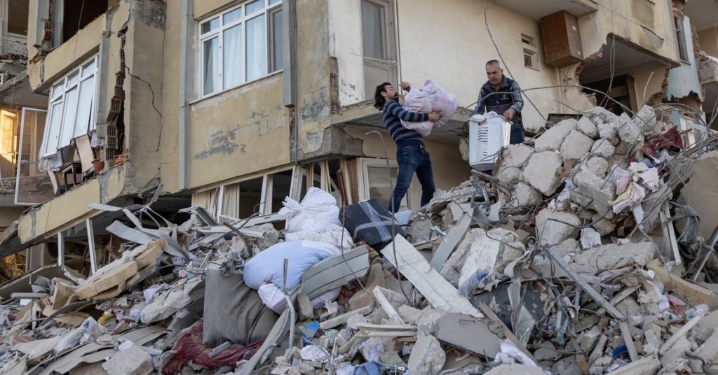 Turkije intensiveert de wederopbouwplannen nu het aantal slachtoffers van de aardbeving de 50.000 nadert