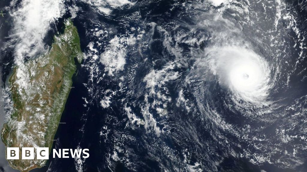 Winden geselen langs de kust van Madagaskar terwijl orkaan Freddy aan land komt