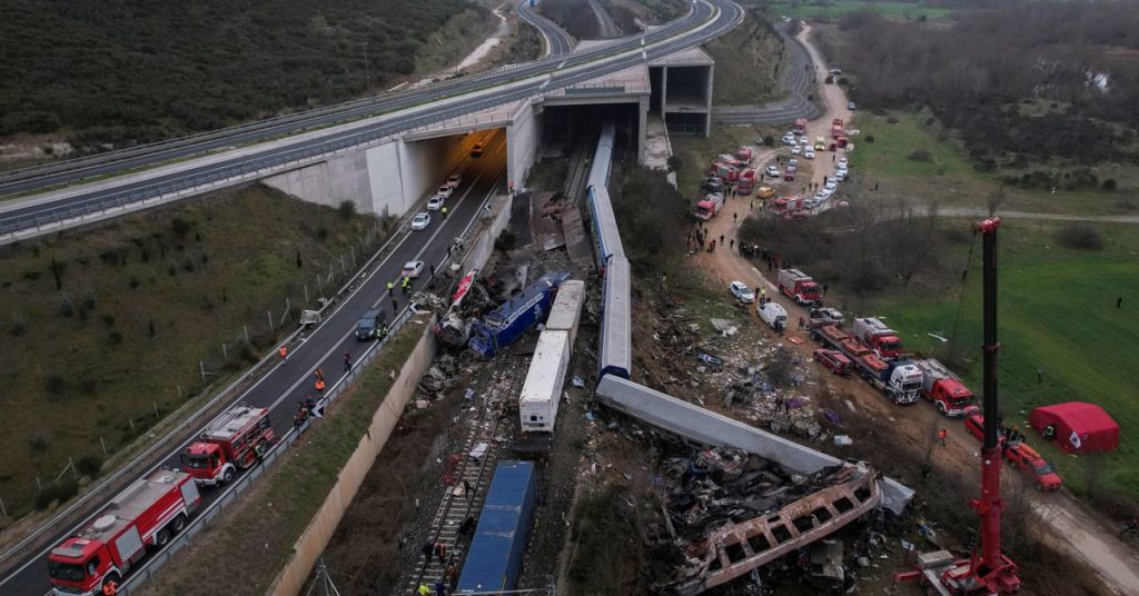 Twee treinen kwamen met elkaar in botsing in Griekenland, waarbij minstens 36 mensen om het leven kwamen en tientallen gewond raakten