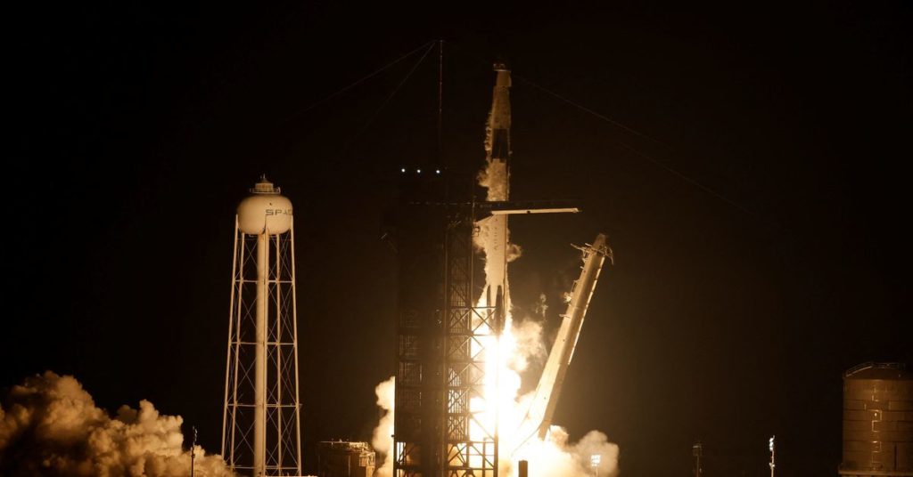 Een SpaceX-raket die een multinationale bemanning naar het ruimtestation vervoert