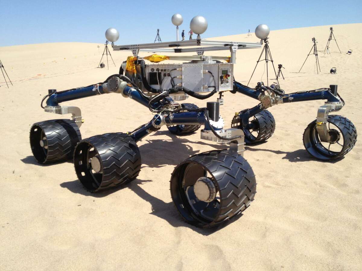 Test de Scarecrow-rover in de duinen bij de Dumont Dunes buiten Death Valley National Park.