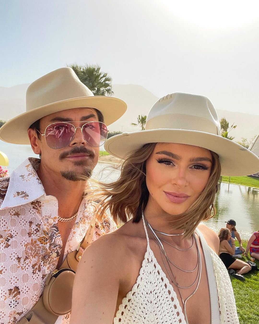 Selfie van Tom Sandoval en Raquel Levis lachend naar Coachella 