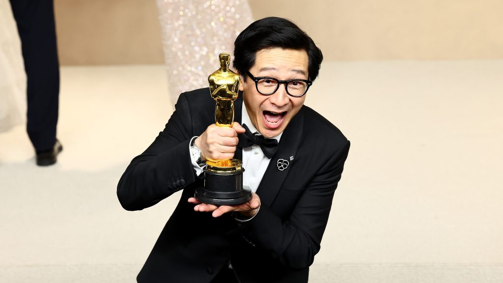 Ke Huy Quan over felicitaties van 'Goonies'-sterren na het winnen van een Oscar - Deadline