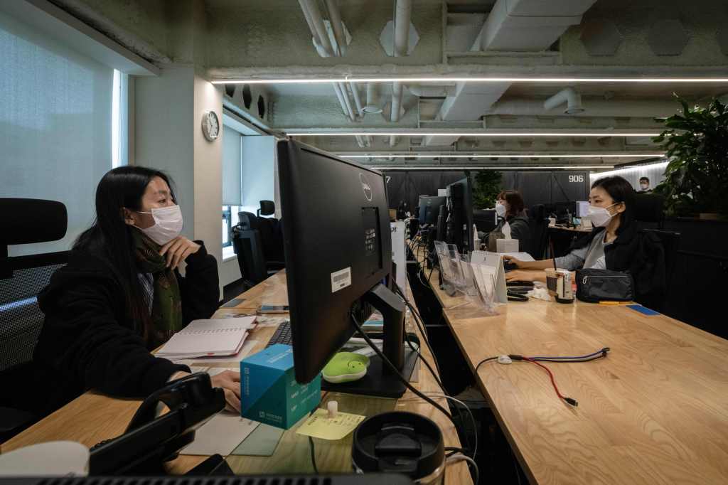 Foto van Zuid-Koreanen aan het werk in hun kantoren.