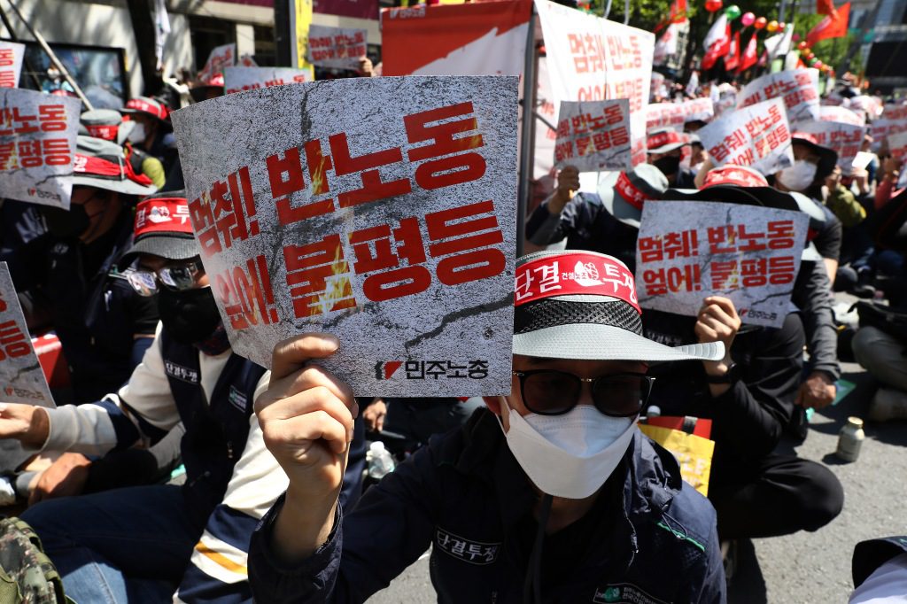 Vakbondsleden nemen op 1 mei 2022 in Seoul, Zuid-Korea deel aan een bijeenkomst op de Dag van de Arbeid in de buurt van het stadhuis van Seoul.  De Koreaanse Confederatie van Vakbonden (KCTU) organiseerde een 1 mei-bijeenkomst om te protesteren tegen het arbeidsbeleid van de regering. 