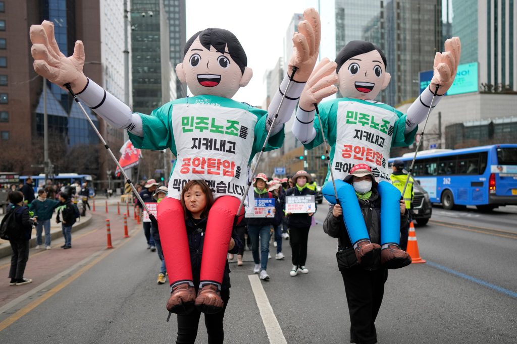 Leden van de Koreaanse Federatie van Vakbonden houden ballonnen vast tijdens een demonstratie op Internationale Vrouwendag in Seoul, Zuid-Korea, woensdag 8 maart 2023. In de brieven staat "Laten we de vakbonden beschermen." 
