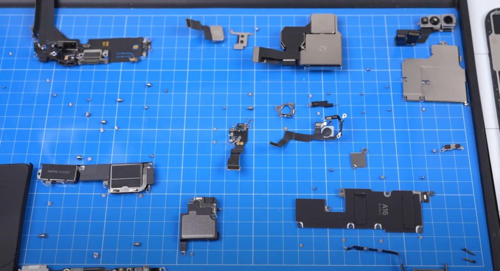 De video laat zien hoe Apple het extreem moeilijk heeft gemaakt om eventuele reparaties aan de iPhone 14 Pro Max uit te voeren