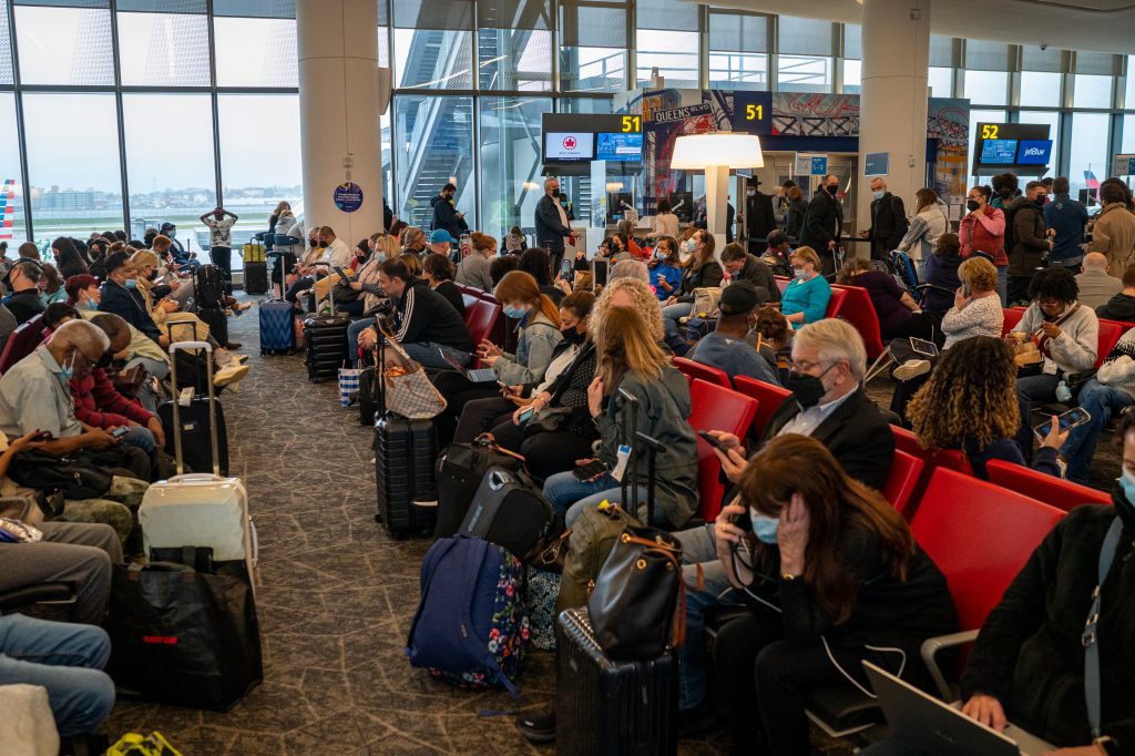 Passagiers van JetBlue Airways wachten op hun vertrekkende vluchten op LaGuardia Airport in New York City.