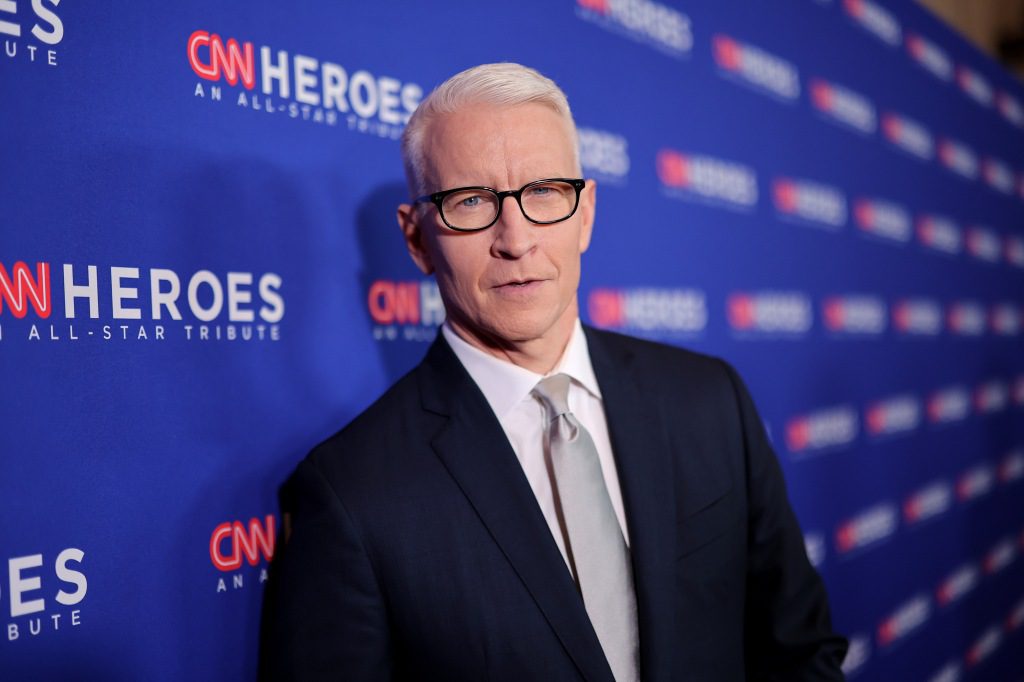 Anderson Cooper van CNN is hierboven afgebeeld.  Het netwerk promoot het feit dat zijn programma, "AC360," Het verslaat regelmatig MSNBC's Chris Hayes in de 20.00 uur.