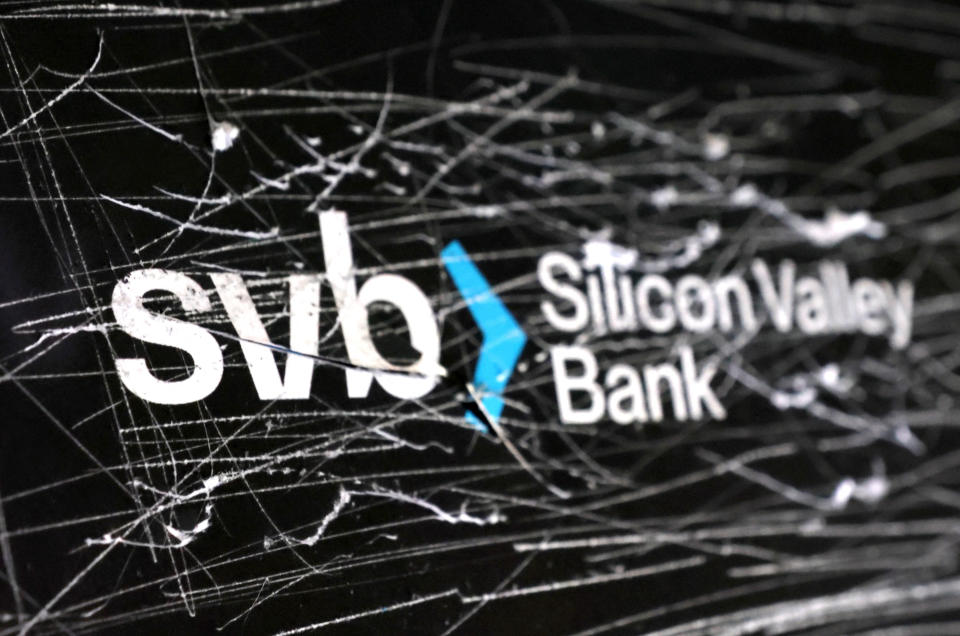 Op deze illustratie, gemaakt op 13 maart 2023, is een vernietigd logo van de Silicon Valley Bank (SVB) te zien. REUTERS/Dado Rovic/Illustration