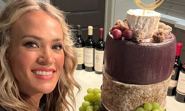 Carrie Underwood betuigt haar dankbaarheid aan haar familie nadat ze haar 'ongeveer 70 pond kaas' hadden gegeven