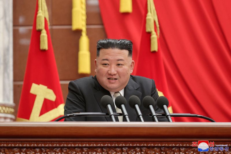 De Noord-Koreaanse Kim eist meer landbouwgrond om de voedselproductie te stimuleren