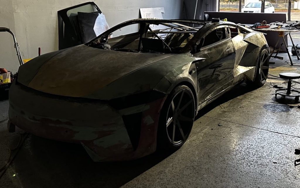 Een Tesla-fan bouwt een "CyberRoadster" met prestatieonderdelen van Model 3