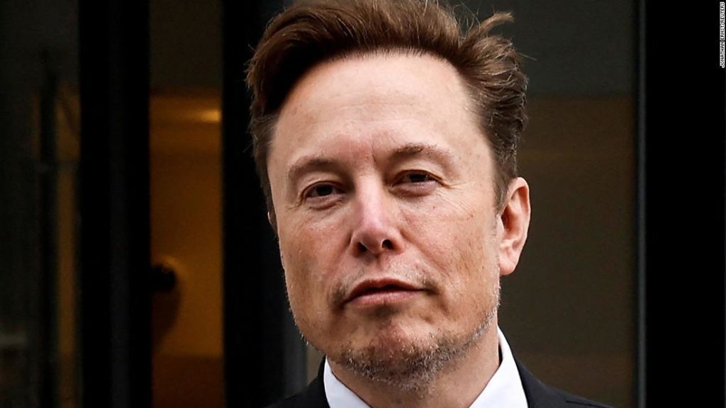 Elon Musk spot publiekelijk met een gehandicapte Twitter-medewerker die niet weet of hij ontslagen is