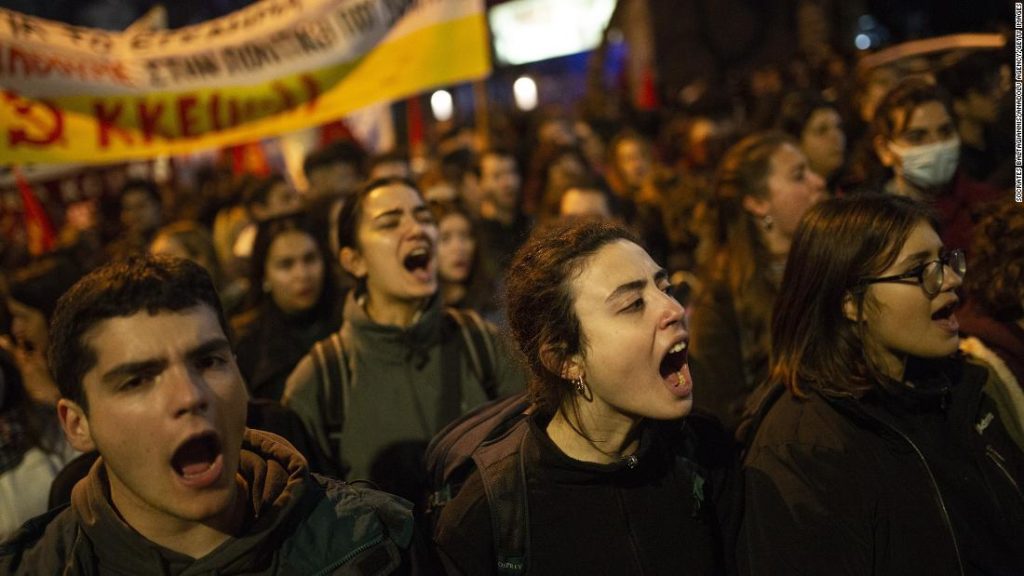 GRIEKENLAND TREINCRASH: Protesten breken uit in Athene na een dodelijke botsing
