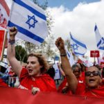 Netanyahu kondigt het uitstel aan van Israëls plannen voor justitiële hervorming te midden van massale protesten