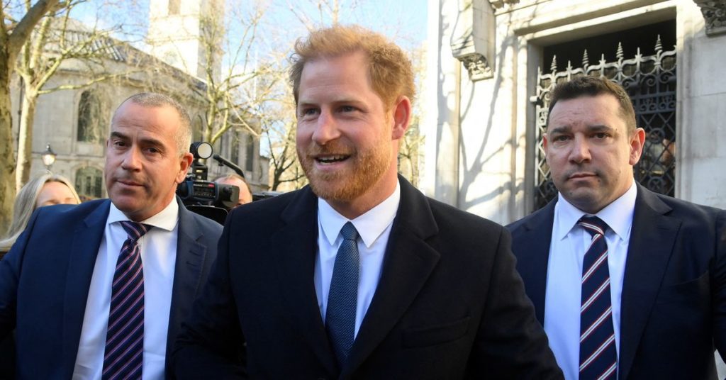 Prins Harry arriveert voor een Britse rechtszitting tegen de uitgever van Daily Mail