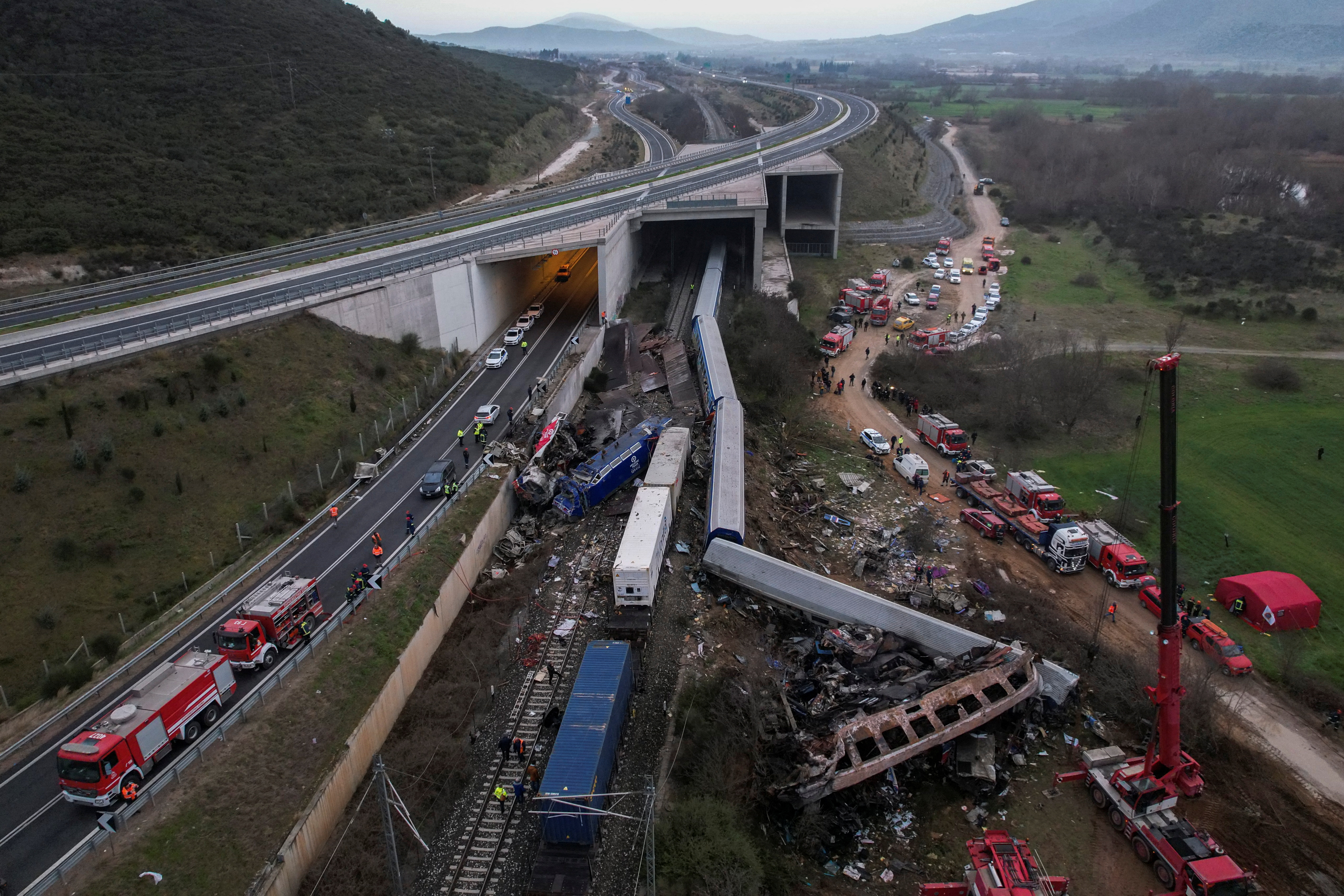 Deux trains sont entrés en collision en Grèce, tuant au moins 36 personnes et en blessant des dizaines